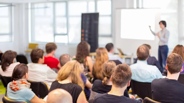 Donna che dà presentazione sulla conferenza di business. — Foto Stock