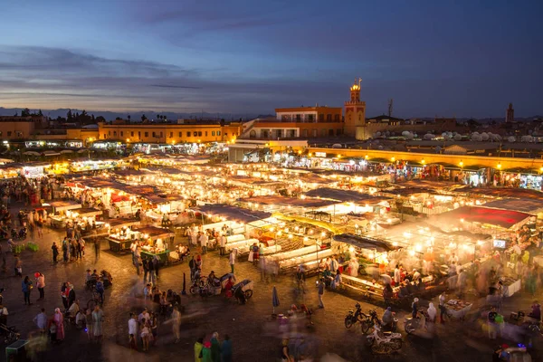 Jamaa el Fna marktplein bij schemering, Marrakech, Marokko, Noord-Afrika. — Stockfoto