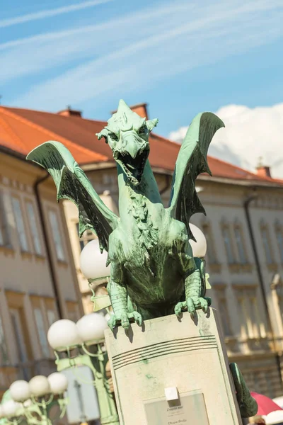 Berömda Dragon bridge, symbol för Ljubljana, Slovenien, Europa. — Stockfoto