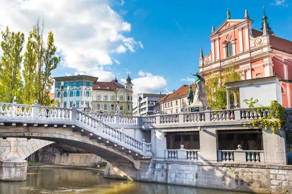 Preseren square a františkánský kostel Zvěstování Panny Marie, Lublaň, Slovinsko, Evropa. — Stock fotografie