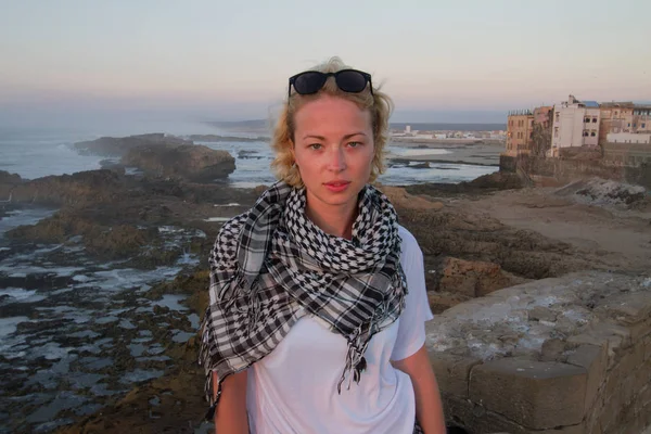 Женщина-путешественница, стоящая на городской стене крепости Эс-Сувейра, Марокко на закате . — стоковое фото