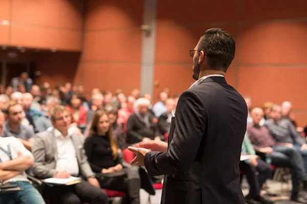 Public speaker giving talk at Business Event. — Stock Photo, Image
