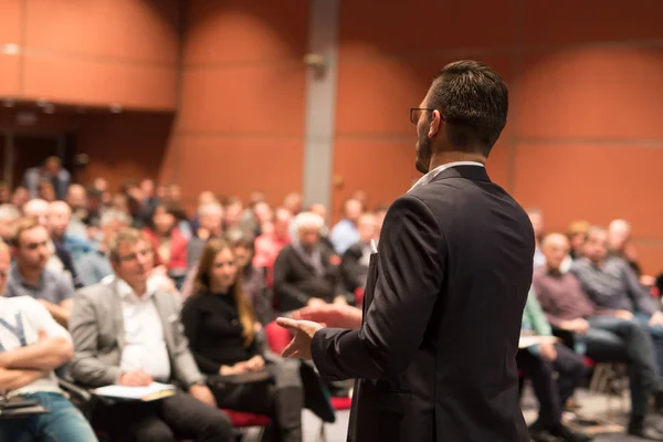 Orador público dando palestra no evento de negócios. — Fotografia de Stock