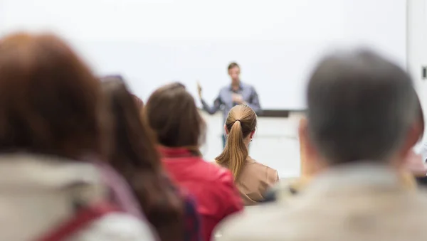 在大学的讲堂里演讲的人. — 图库照片