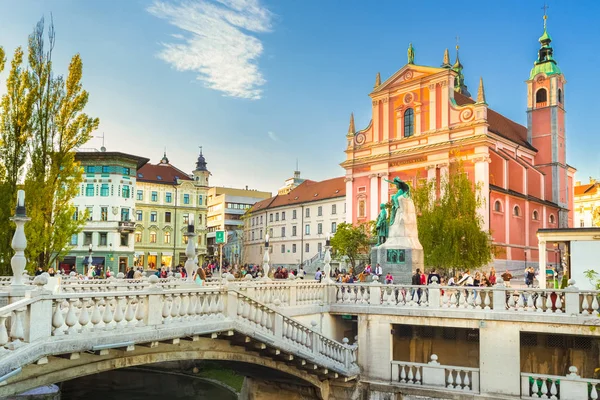 Preseren square a františkánský kostel Zvěstování Panny Marie, Lublaň, Slovinsko, Evropa. — Stock fotografie