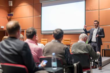 İş konuşmacısı iş konferansında konuşma yapacak..