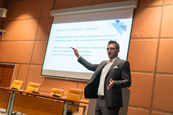 Palestrante dando palestra na conferência de negócios . — Fotografia de Stock