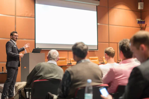 Ponente de negocios dando una charla en un evento de conferencia de negocios. — Foto de Stock