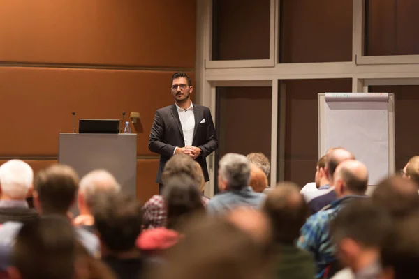 Business högtalare ger ett föredrag vid konferens möte. — Stockfoto