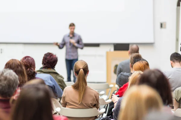 Чоловік дає презентацію в лекційній залі в університеті . — стокове фото