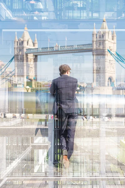 Britský podnikatel mluvit na mobilním telefonu v londýnské city, Velká Británie. — Stock fotografie