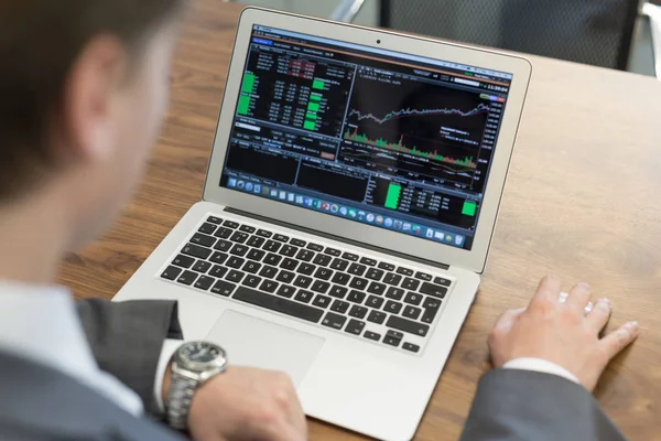 Junger Geschäftsmann arbeitet mit Laptop, seine Hände am Notebook-Computer. — Stockfoto