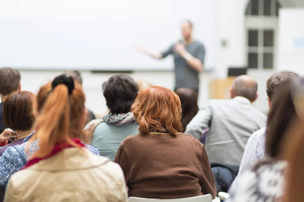 Uomo che dà presentazione in aula magna all'università. — Foto Stock