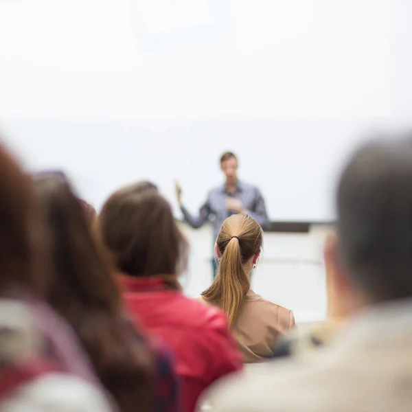 Homem dando apresentação na sala de aula na universidade. — Fotografia de Stock