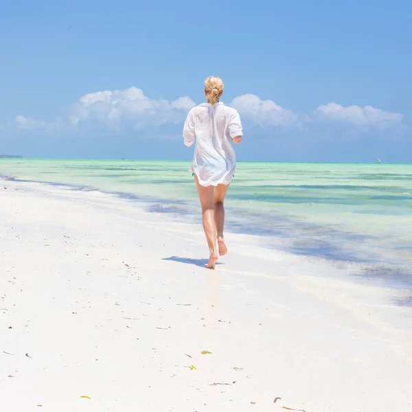 Gelukkige vrouw plezier, genieten van de zomer, vreugdevol uitgevoerd op tropisch strand. — Stockfoto