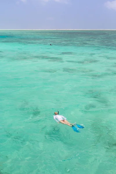 Kvinna snorkling i klart grunt hav av tropisk lagun med turkos blått vatten. — Stockfoto