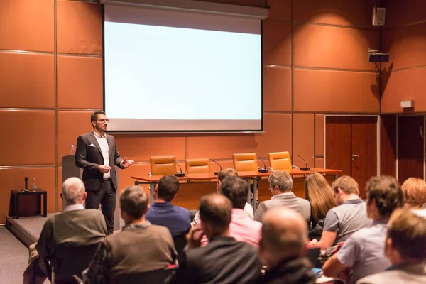 Business speaker geeft een lezing op business conference event. — Stockfoto