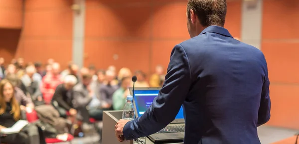 Public speaker giving talk at Business Event. — Stock Photo, Image