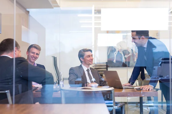 Pessoas de negócios alegres relaxadas sentadas e conversando na reunião corporativa. — Fotografia de Stock