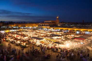 Jamaa el Fna pazar meydanında dusk, Marakeş, Fas, Kuzey Afrika.
