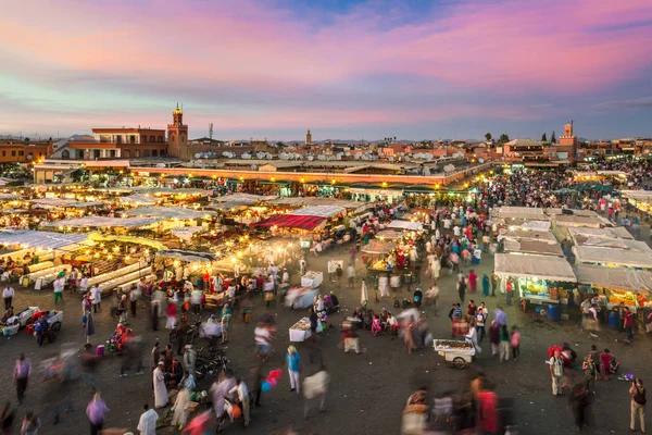 Náměstí Jamaa el Fna v západu slunce, Marrákeš, Maroko, Severní Afrika. — Stock fotografie
