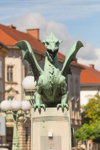 Berömda Dragon bridge, symbol för Ljubljana, Slovenien, Europa. — Stockfoto