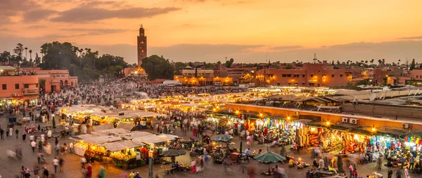 Jamaa el Fna piactértől, naplemente, Marrakech, Marokkó, Észak-Afrikában. — Stock Fotó