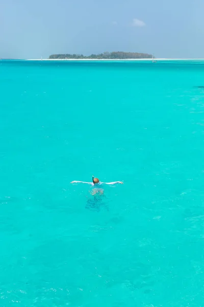 Mujer haciendo snorkel en mar claro y poco profundo de laguna tropical con agua azul turquesa. —  Fotos de Stock