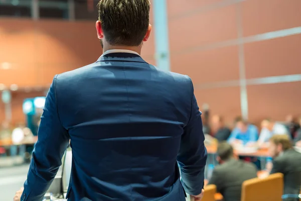 Orador público dando palestra no evento de negócios. — Fotografia de Stock