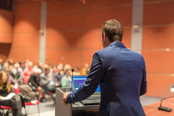 Orador público dando palestra no evento de negócios. — Fotografia de Stock