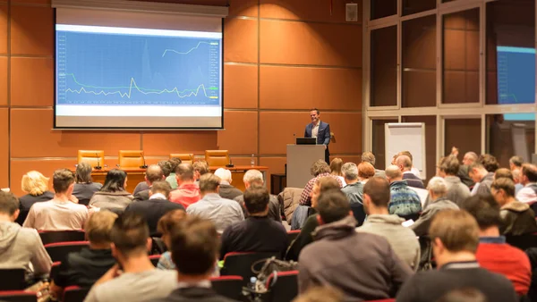 Företagare håller föredrag vid företagskonferensens evenemang. — Stockfoto