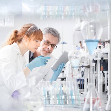 Bilimsel laboratuvarda çalışan sağlık araştırmacıları.