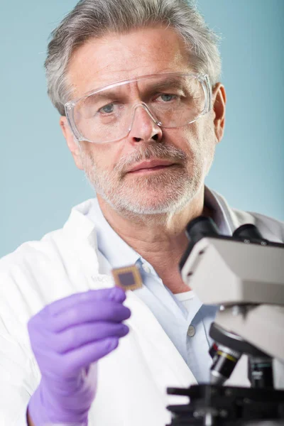 Senior life science research researching in modern scientific laboratory. — Stock Photo, Image