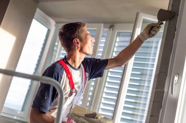 Sıvacı yenilenen kapalı duvarlar ve tavanlar. İnşaat bitirme işleri.