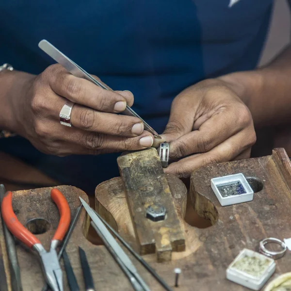 Joyero haciendo joyas hechas a mano en banco de trabajo vintage . — Foto de Stock