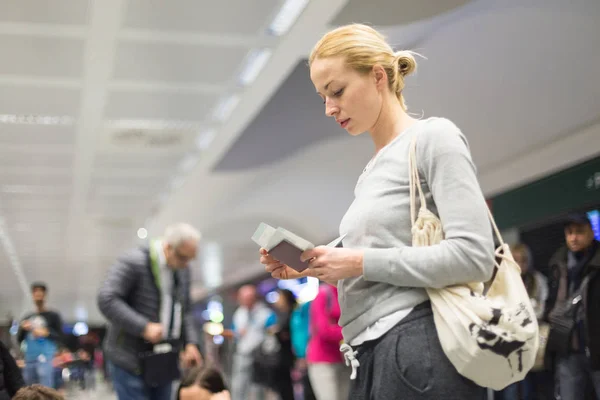 Casual donna in attesa del suo volo in aeroporto . — Foto Stock