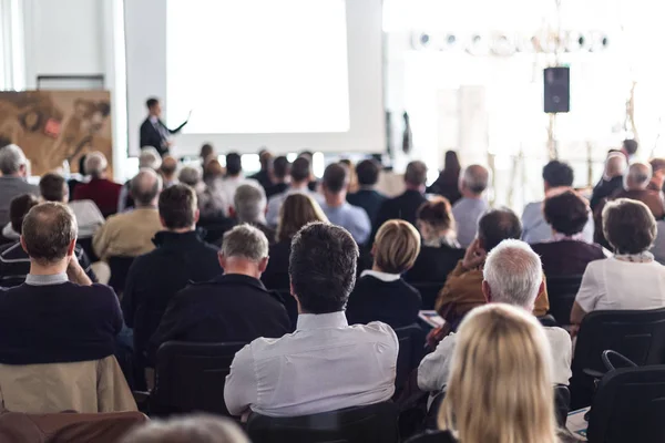 Pembicara bisnis memberikan ceramah di acara konferensi bisnis. — Stok Foto