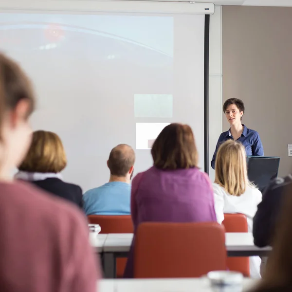 Donna che dà presentazione in aula magna all'università. — Foto Stock