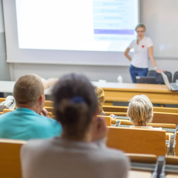 Instructor de enseñanza de primeros auxilios taller de resucitación cardiopulmonar. — Foto de Stock