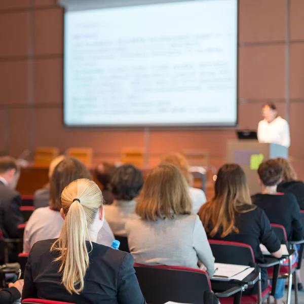 Conférencier donnant une présentation sur conférence d'affaires. — Photo