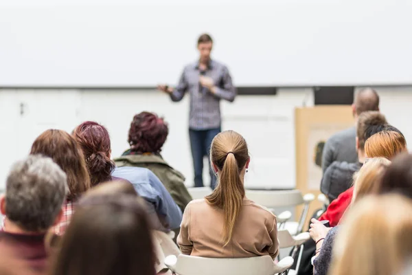 Ponente público dando charla en evento de negocios. — Foto de Stock