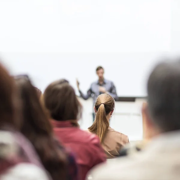 Public speaker giving talk at Business Event. — Stock Photo, Image