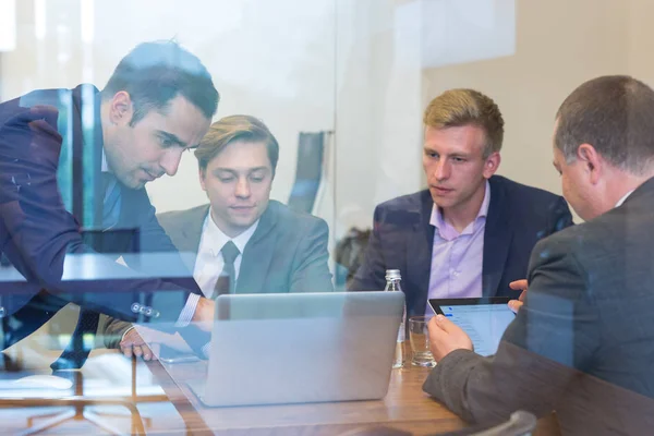 Negócios sentados e brainstorming em reunião corporativa. — Fotografia de Stock