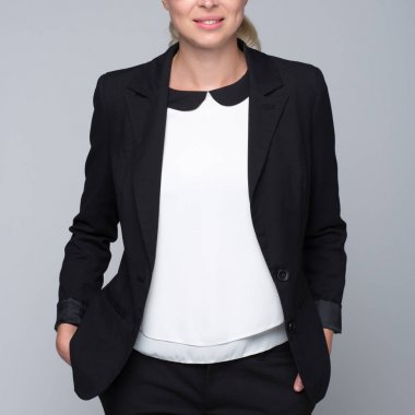 iş kıyafetleri içinde güzel bir genç kadın.