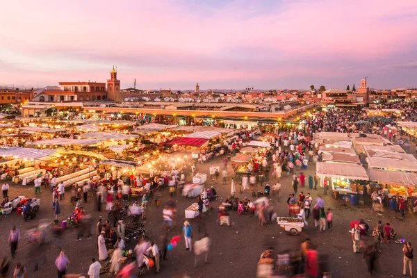 Jamaa el Fna market square in sunset, Marraquexe, Marrocos, norte da África . — Fotografia de Stock