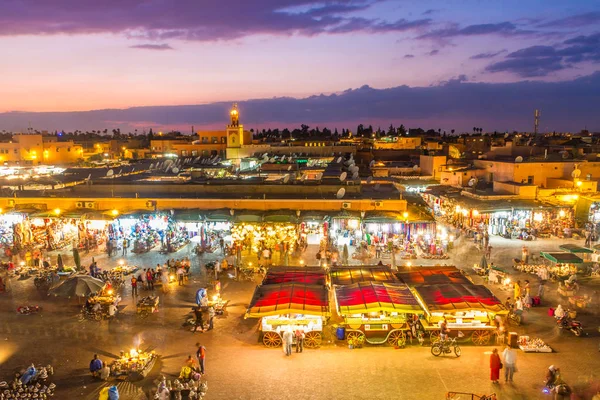 일몰, 마라 케시, 모로코, 북 아프리카에서 Jamaa el Fna 시장 광장. — 스톡 사진