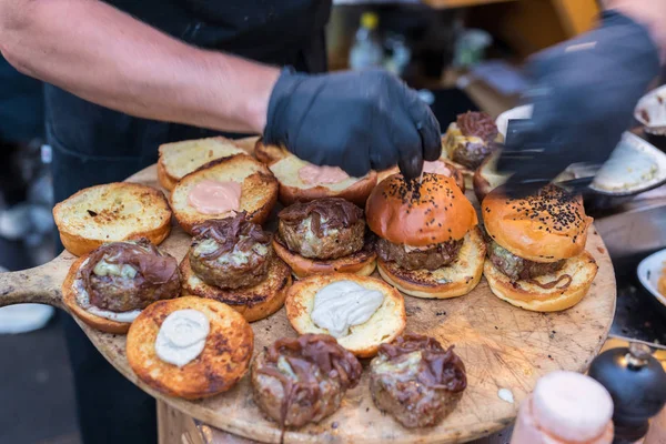 Шеф-кухар робить яловичі бургери відкритими на відкритій кухні міжнародний продовольчий фестиваль подія . — стокове фото