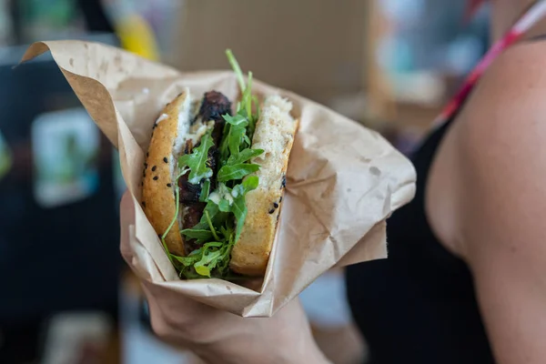 Mujer sosteniendo jugosa hamburguesa en sus manos . —  Fotos de Stock