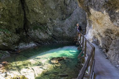 Kadın Vintgar gorge Slovenya lake Bled yakınındaki hiking.