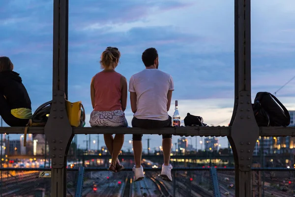 Parejas jóvenes en una cita romántica en el puente ferroviario urbano, Munich, Alemania . — Foto de Stock